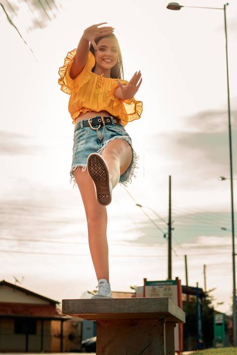 menina de 15 anos fazendo poses atuais'