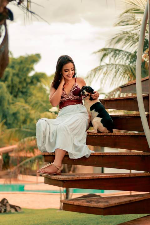 menina de 15 anos na chácara com um cachorro'