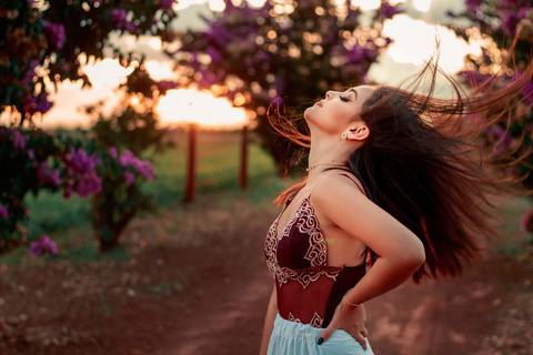 debutante com os cabelos ao vento na fazenda'