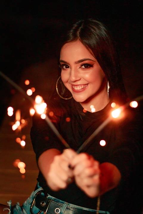debutante segurando velas de aniversário'