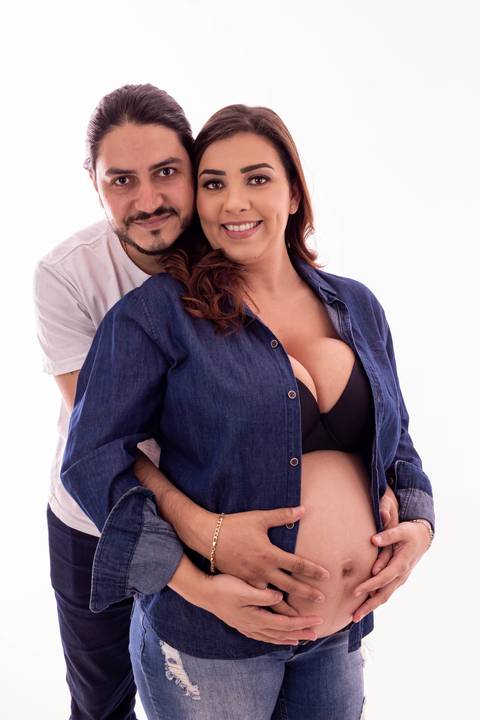 casal felizes à espera de seu mais novo filho'