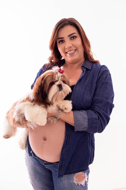 gestante e seu cãozinho'