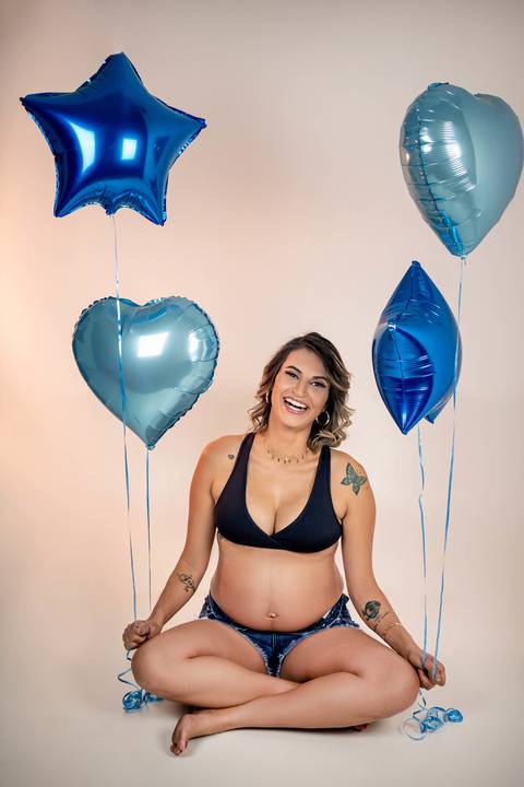 gestante feliz por sentir seu neném contente também'