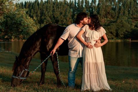 cavalo preto e casal beijando'