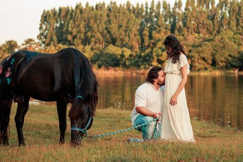homem beijando a barriga da gravida'