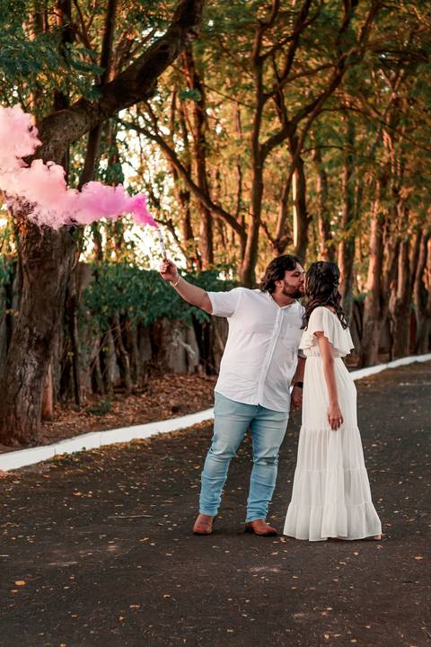 fumaça rosa e casal beijando'
