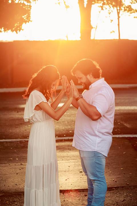 casal de maos dadas ao por do sol'