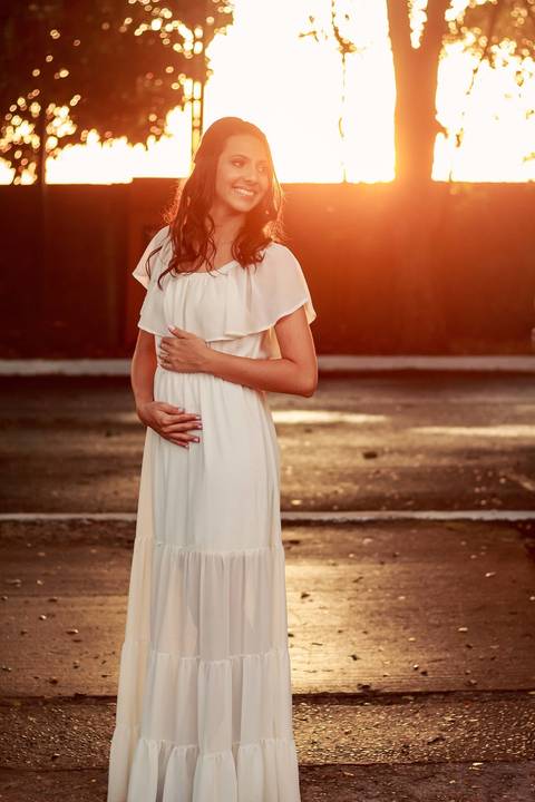 gravida com as maos na barriga'