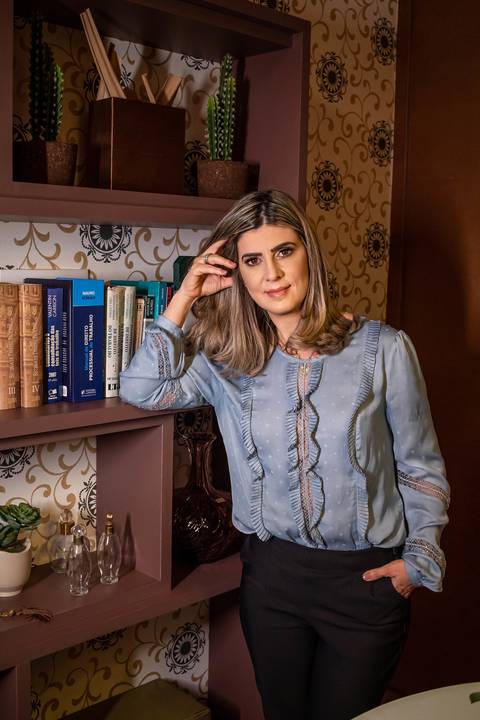 Foto ao lado de livros de Direito '