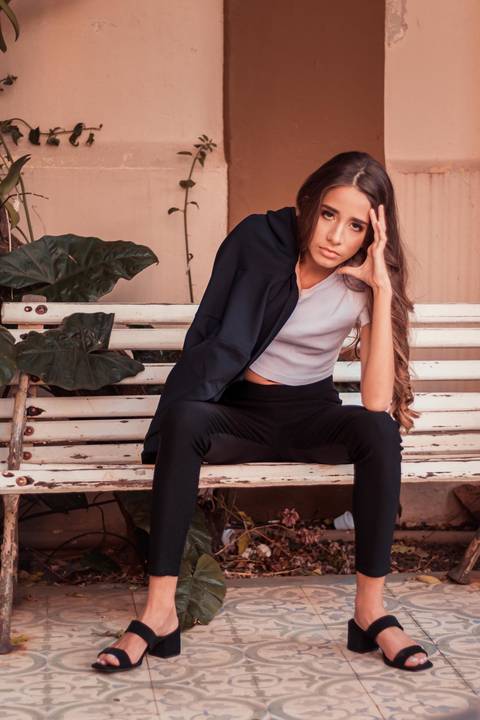 foto em banco de madeira '