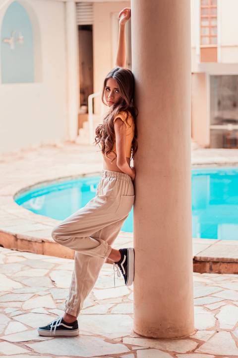 foto em frente á piscina'