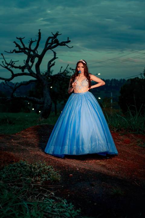 foto noturna com vestido azul'