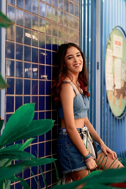 foto em fundo quadriculado azul'