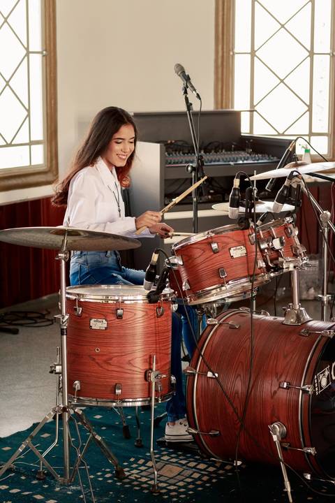 foto tocando bateria'