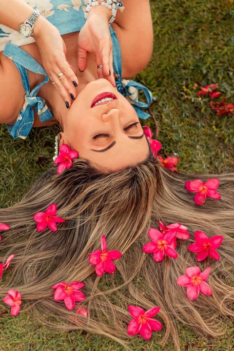 fotos com flores no cabelo'