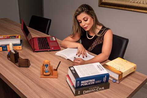 com livros de direito'