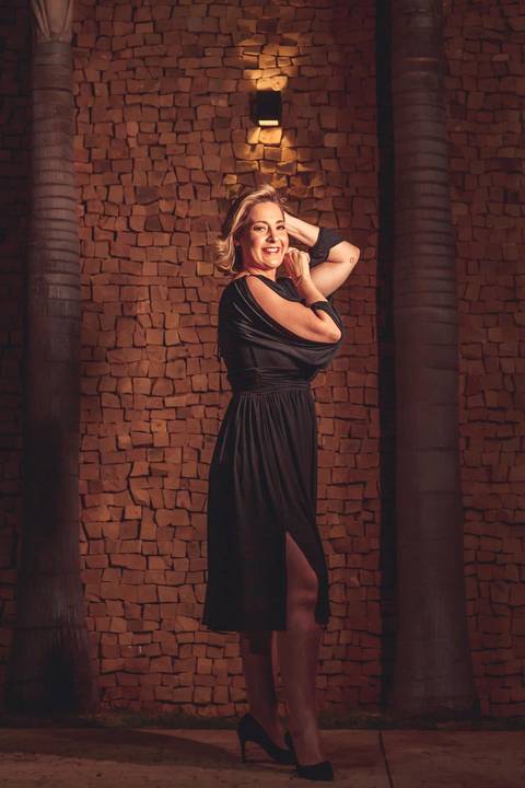 foto em fundo de tijolinhos'