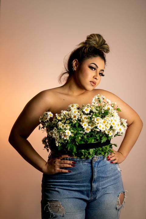 foto de vestido envolto em flores'