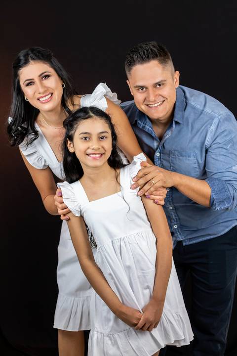 foto em família em fundo preto de estúdio'