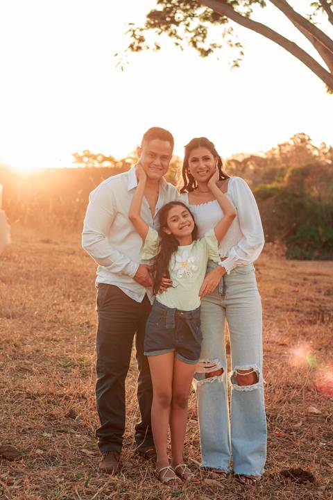 foto família em ambiente externo'
