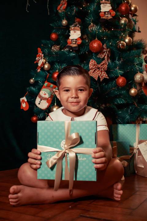 criança com presente'