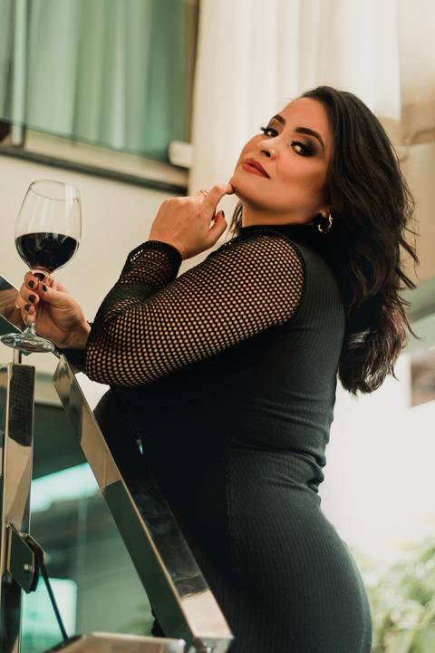 foto com taça de vinho'