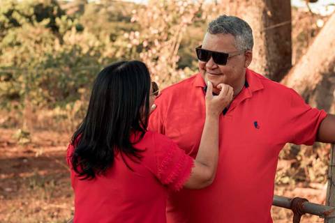 foto com roupas vermelhas'