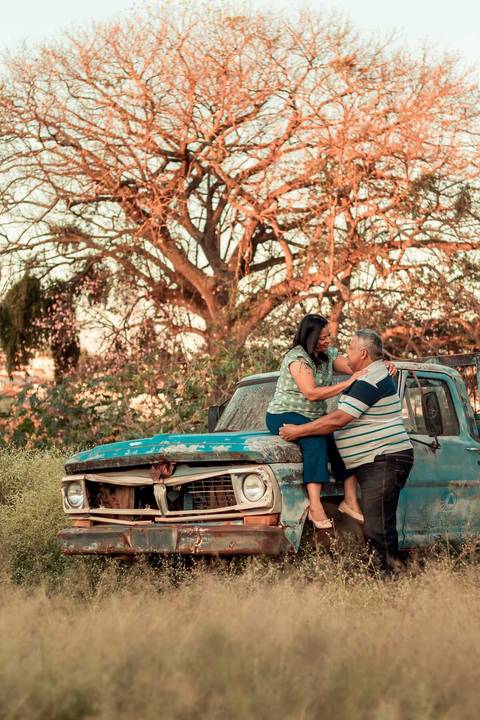 fotos em carro azul'
