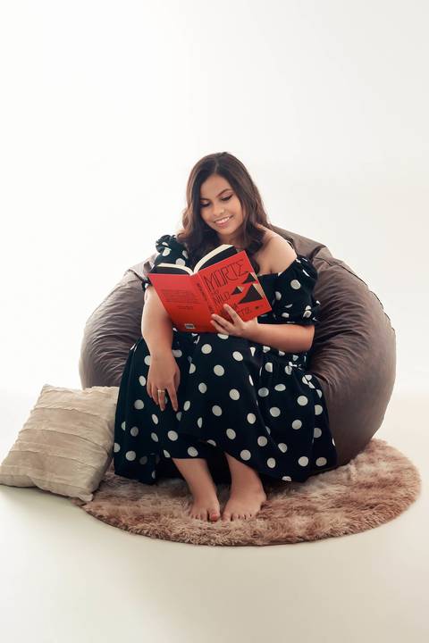 foto com livro em estúdio'