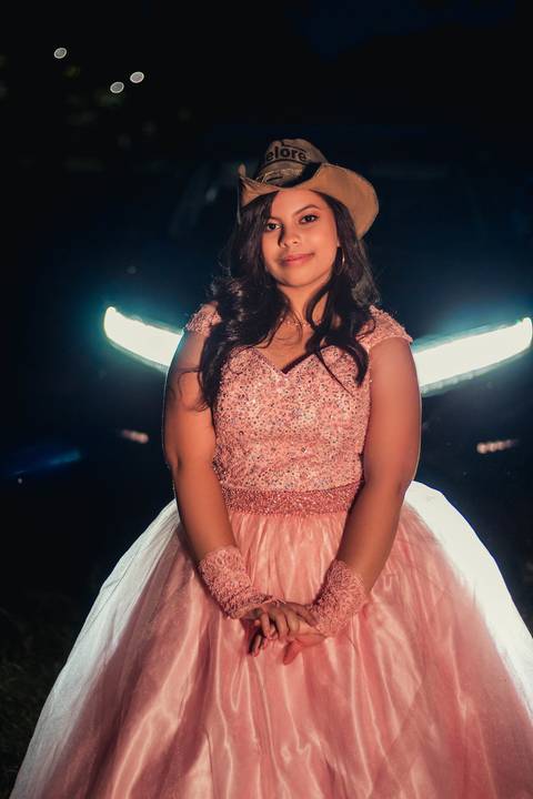 foto em frente ao farol do carro'