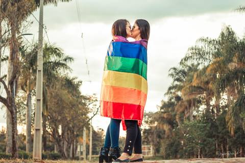 foto com bandeira lgbtq+'