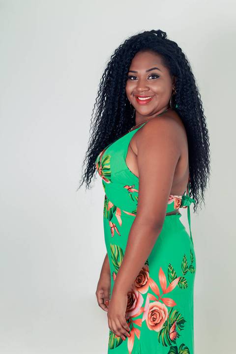 foto com vestido verde florido'