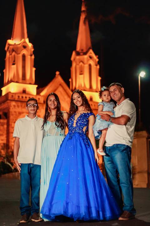 foto em família em frente á igreja '