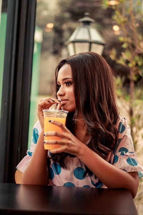 foto com suco de laranja'