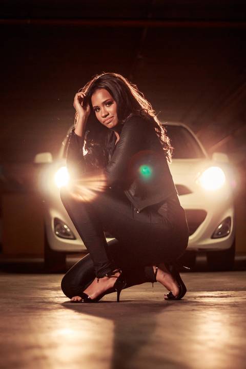 foto em frente á farol de carro'