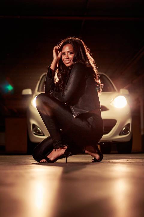 foto em frente á carro'