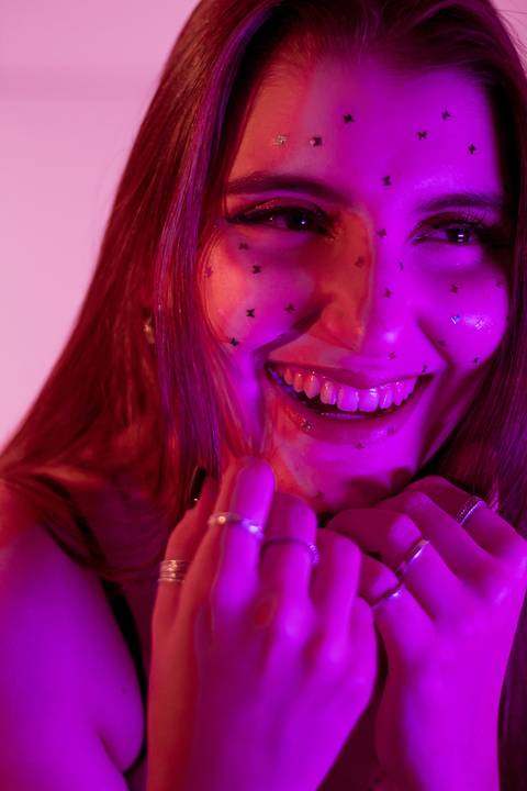 foto com estrelinhas no rosto'