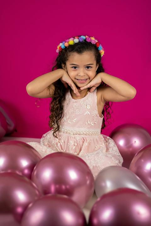 foto com balões e em fundo rosa'