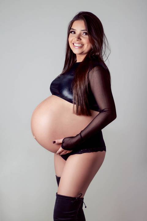 gestante em estúdio'