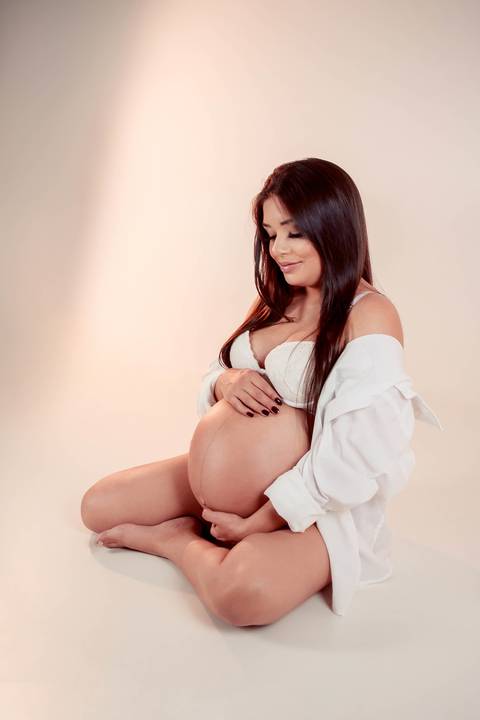 gestante com look branco '