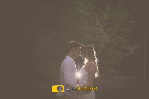 foto com tons terra feita na sessão pre-wedding em Piracicaba, com os noivos um de frente para o outro, com luz de fundo dando efeito todo especial a foto.'