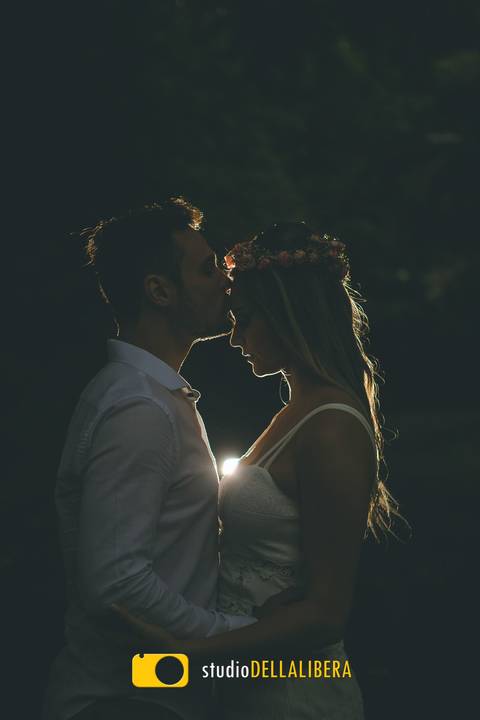 Pre casamento Carol e Rodrigo com noivo beijando a testa da noiva em contra-luz, fazendo todo contorno da noiva Carol, foto feita pelo fotografo Piracicabano Wilson.'
