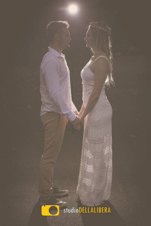 Sessão pre-wedding, casamento em Limeira, foto que mostra casal de corpo inteiro todo contorno da noiva Carol e do noivo, foto feita pelo fotografo Piracicabano Wilson.'