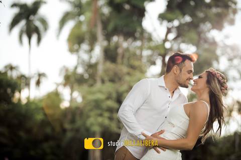 Pre-wedding no campo com noiva com tiara de flores, vestido branco, na esalq em Piracicaba com arvores ao fundo e muito amor na foto'