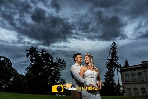 Foto premiada pelos noivos, no pre-wedding, feito na esalq, com céu com nuvens, arvores ao fundo '
