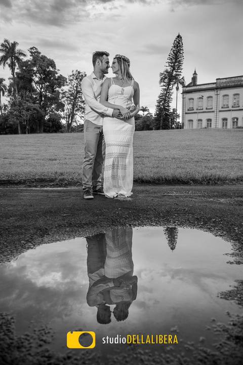 Sessão pre-wedding após a chuva que rendeu fotos com o reflexo dos noivos na poça de agua, foto em pb feita na ESALQ em Piracicaba-SP pelo fotografo de casamento Wilson Della Libera Junior'