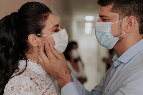 Noivo realizando carinho na noiva'