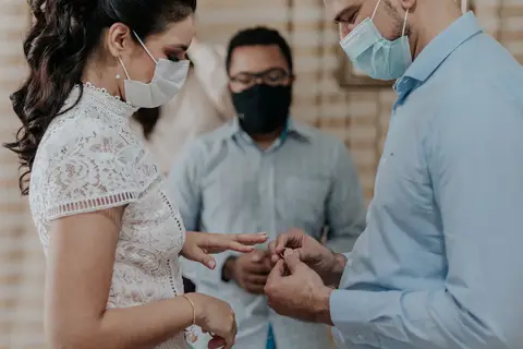 Casal trocando aliança'