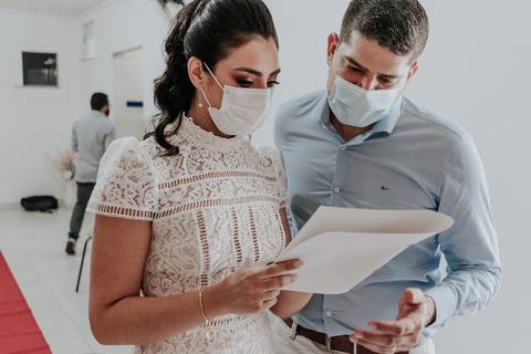 Casal lendo a certidão de casamento'