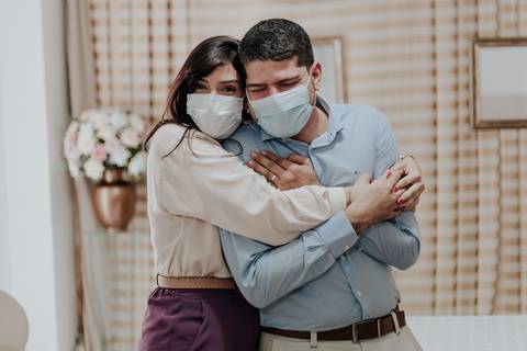 Abraço do noivo com a a irmã'